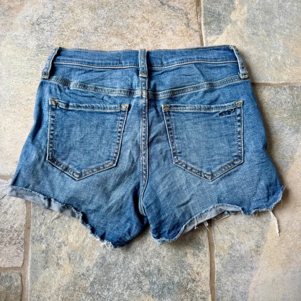 Hollister step back